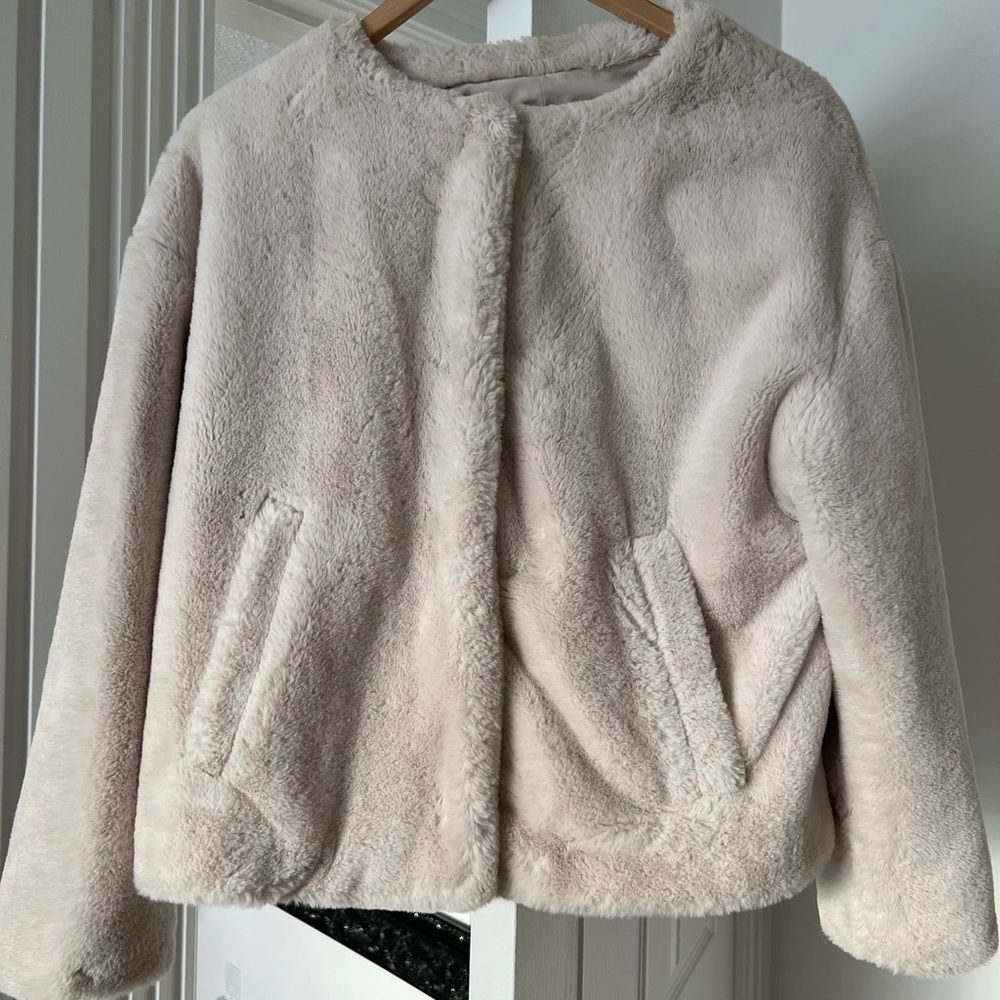 Zara cream coloured faux fur coat with 4 hidden snap closure. Size M.